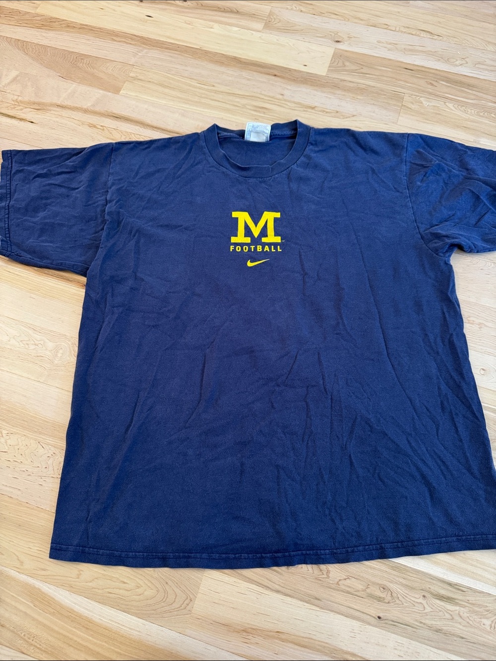 Vintage-Nike Michigan Wolverines football T-shirt Tee-Center Swoosh-Back Hit-L
